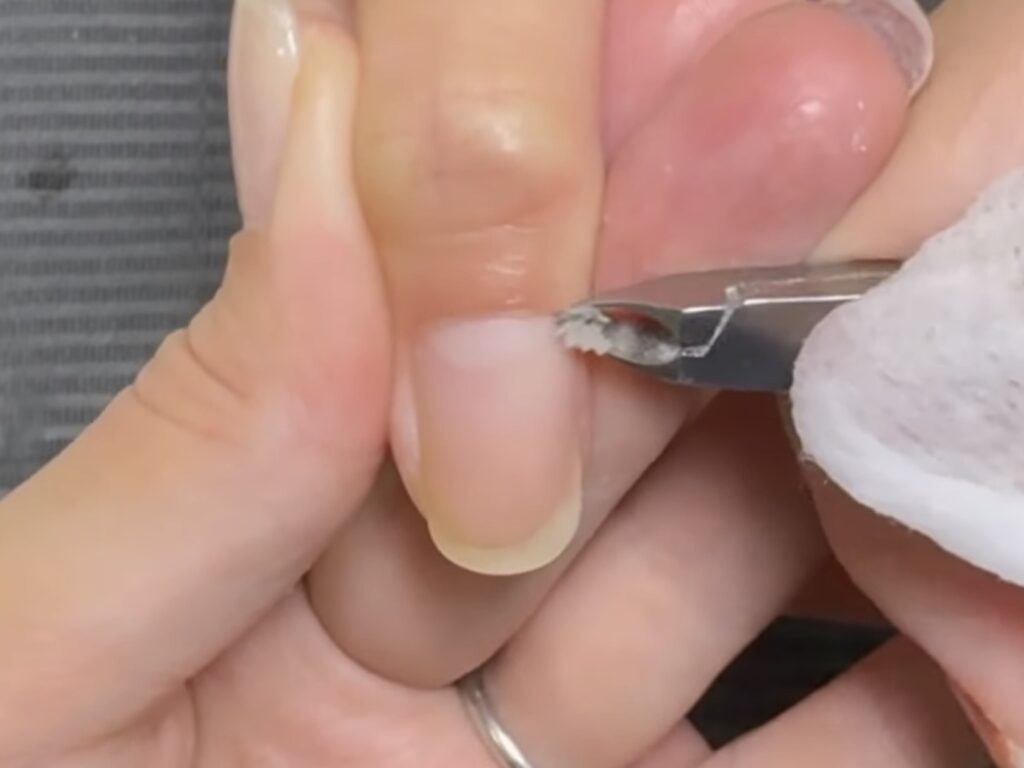甘皮ケアで不要な角質を除去しています 香里園ネイルサロンノエル