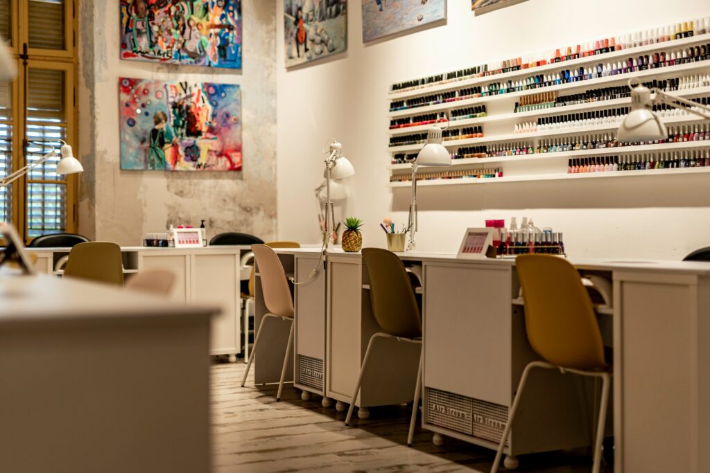 ネイルサロンの清潔な店内
