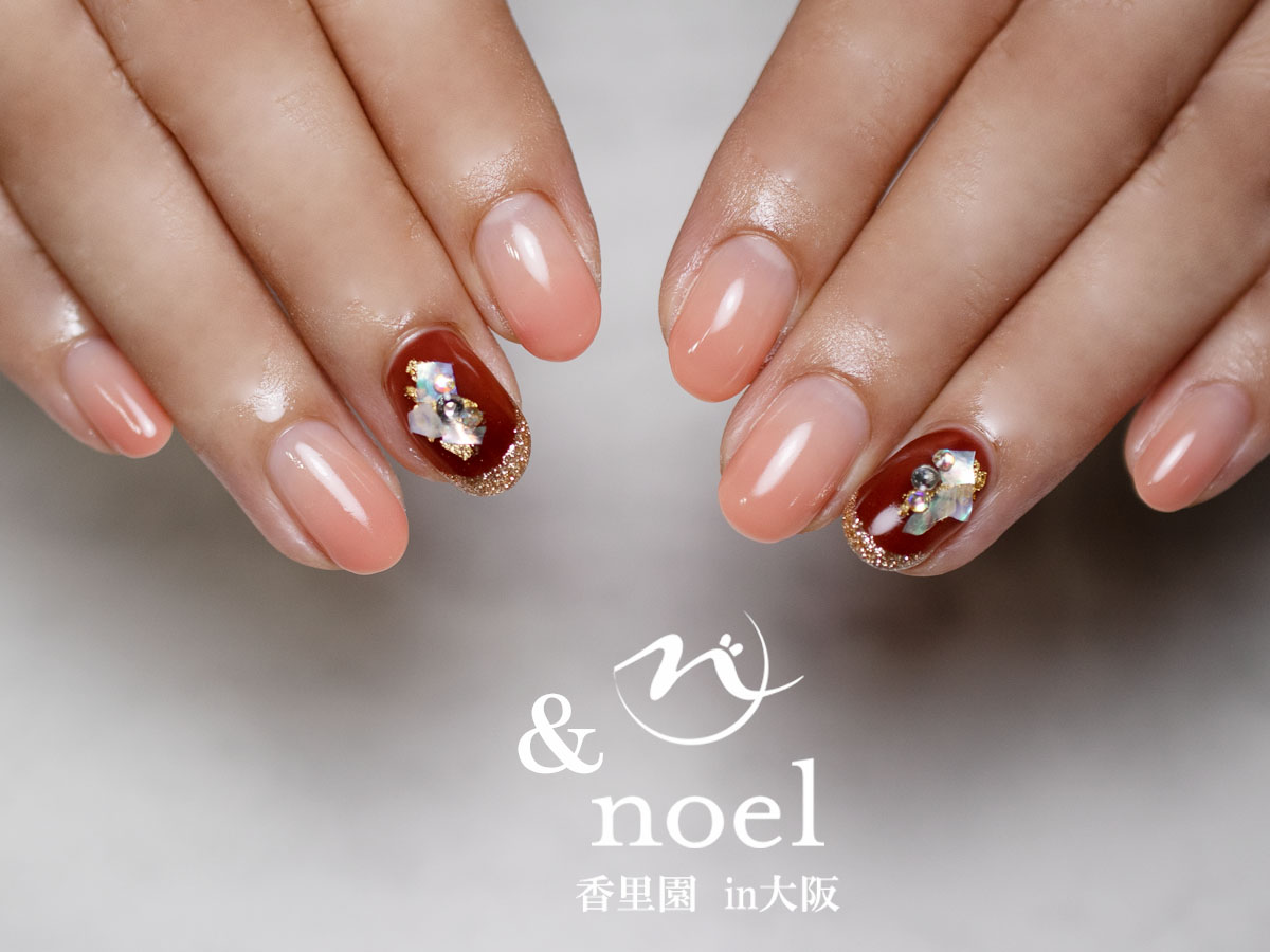 大阪のネイルサロンNOELが秋冬に人気のネイルカラーを写真付きで紹介するブログ画面。マグネットやミラーネイル、ホワイト、グレー、ラメ、ボルドー、ピンクベージュのニュアンスネイルデザインを掲載しています。